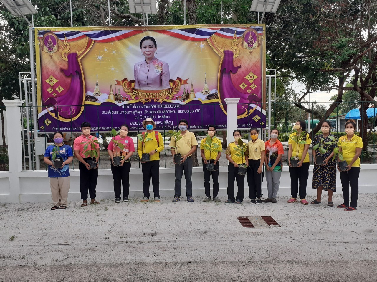 ปลูกป่าชายหาดและเก็บขยะที่ตกค้างในระบบนิเวศชายหาด